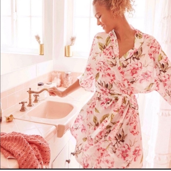 Show Me Your MuMu Floral Lightweight Robe - Picture 2 of 5